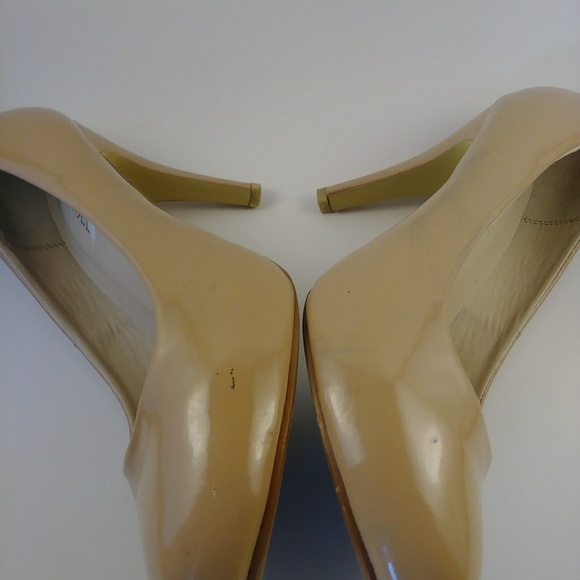 Rasolli Nude 4in Round Toe Heels - Picture 3 of 3